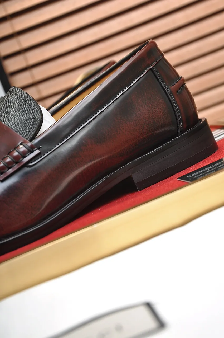 Men's shoes💰560💶Italy's top luxury men's shoe giant (GUCCI) (Gucci) (full cowhide lining) new arrival🍃Original European style🔰 Pleasant to the eye😍In order to make the shoes more durable and non-deformable🌀The production continues to follow traditional methods but there is still no lack of innovation💪Choose original sheepskin for the leather♻️ Smooth and natural And extra bright ⭐Made of imported cowhide, the first choice of rich people 38-45 (45 customized)